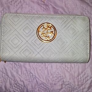 A Non Branded Long-ish Wallet Good Condition Never Used